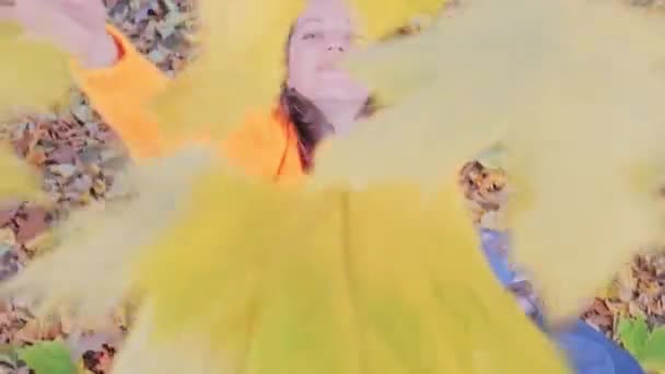 Щаслива усміхнена і граюча жінка з осіннім листям — стокове відео