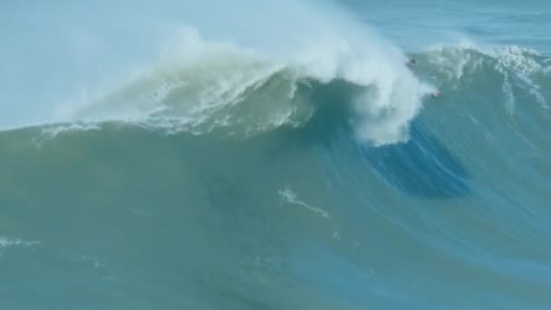 Vague s'écrasant avec un surfeur sur une côte à Nazare — Video