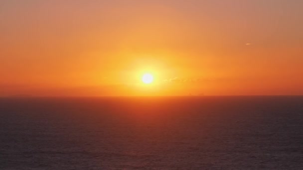 Prachtige zonsondergang boven de zee — Stockvideo