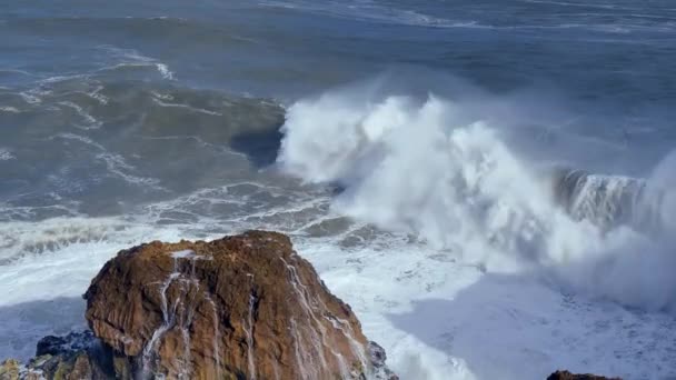 Хвилі розбиваються об узбережжя Португалії. — стокове відео