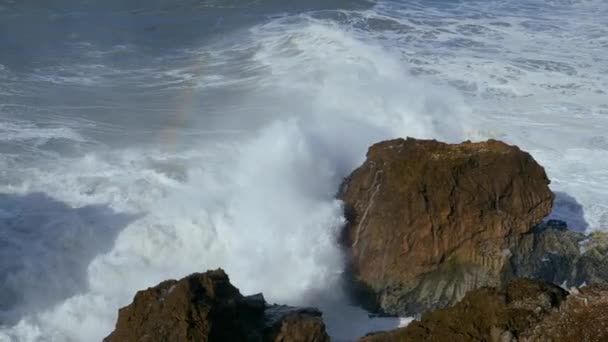 Big Waves rozbija się na wybrzeżu, plaża surfingowa w Nazare — Wideo stockowe