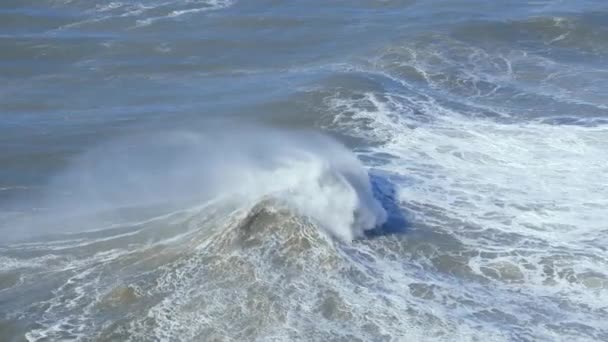 Ocean Atlantycki Fale rozbijają się na wybrzeżu Portugalii — Wideo stockowe