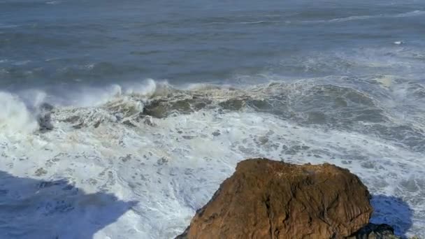 Welle kracht auf Küste in Nazare — Stockvideo