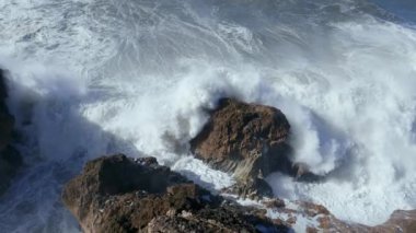 Okyanus dalgaları kıyıya vuruyor