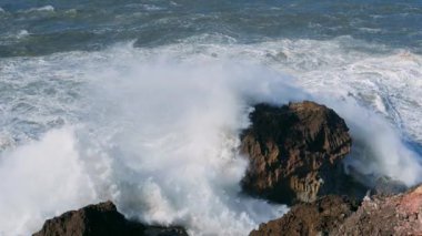 Atlantik Okyanusu dalgaları kayalara çarpıyor