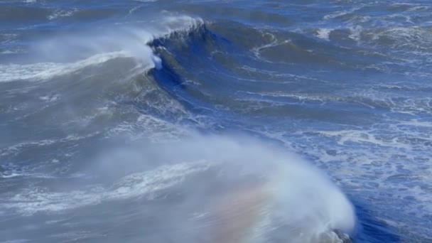 Ocean Waves, ενέργεια καταιγίδας. Ουράνιο τόξο — Αρχείο Βίντεο