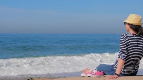 Femme en chemise rayée à la plage bénéficiant d'une vue sur l'océan — Video