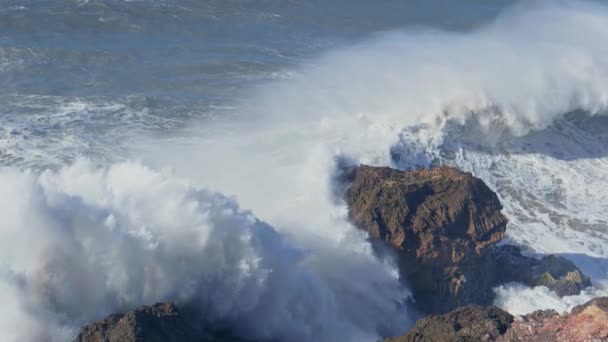 바위가 많은 해안에서 부서지는 바 다 물결 — 비디오