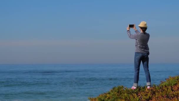 Pige gør foto med hjælp af smartphone. – Stock-video