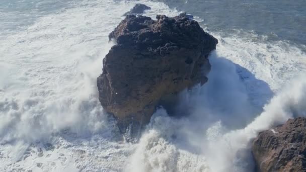 Océano Atlántico Olas que se estrellan en una costa de Portugal, energía de tormenta — Vídeos de Stock