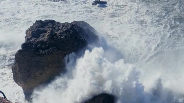 Océano Atlántico Olas que se estrellan en la roca de la costa de Portugal — Vídeo de stock