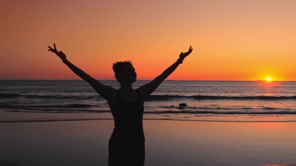 Mujer feliz con los brazos levantados en la playa de arena — Vídeos de Stock