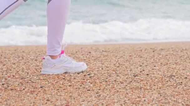 Ženské nohy kráčející po pláži, kamera se pohybuje přes nohy — Stock video