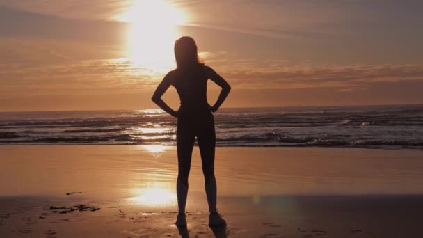 若いです女性ジョギングで海岸ストレッチ演習を行う — ストック動画