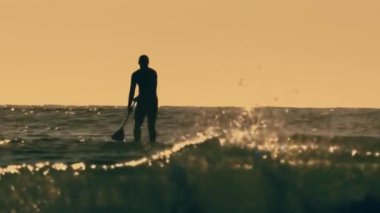 Aktif raket binicisi. Genç sporcunun siyah gün batımı silueti