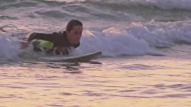 Sörfçü çocuk okyanus dalgalarında sörf tahtasında