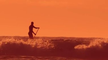 Aktif raket binicisi, Su sporu. Genç sporcunun siyah silueti