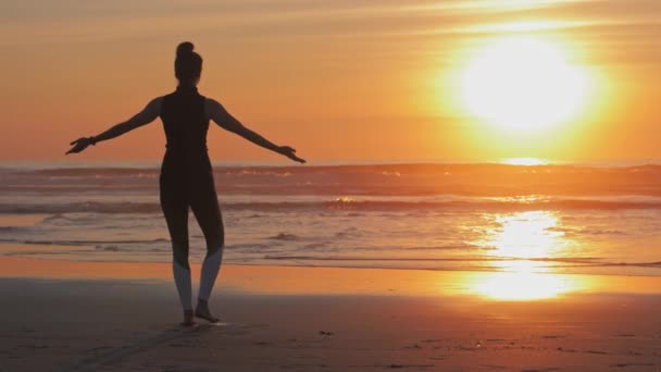 腕を上げたスリムな女性のシルエット,ビーチでヨガ — ストック動画