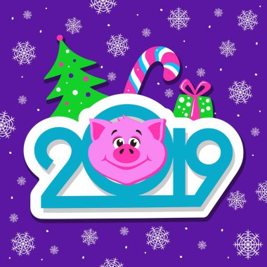 Mutlu yeni yıl tebrik kartı tasarımı ile karikatür domuz yüzü menekşe arka plan üzerinde. Mavi metin 2019, yılbaşı ağacı, hediye kutusu, lolipop ve çevresinde kar taneleri. Düz stil. Renkli vektör çizim.