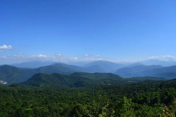 青山和蓝天 美丽的夏季景观与多层丘陵 雾和森林 主要高加索脊 Adygea — 图库照片