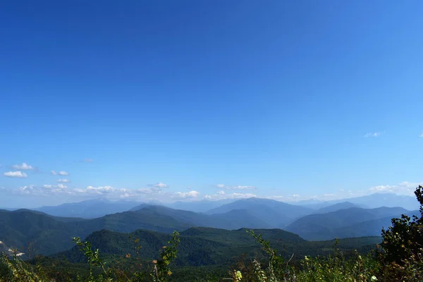 Montagnes Vertes Ciel Bleu Beau Paysage Estival Avec Collines Multicouches — Photo
