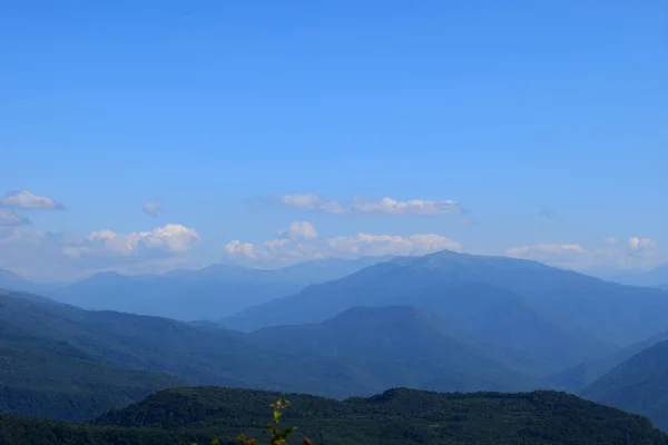 青山和蓝天 美丽的夏季景观与多层丘陵 雾和森林 主要高加索脊 Adygea — 图库照片