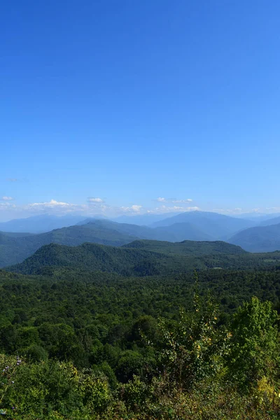 Montagne Verdi Cielo Blu Bellissimo Paesaggio Estivo Con Colline Multistrato — Foto Stock