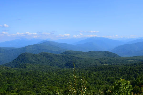 Montanhas Verdes Céu Azul Bela Paisagem Verão Com Colinas Multicamadas — Fotografia de Stock