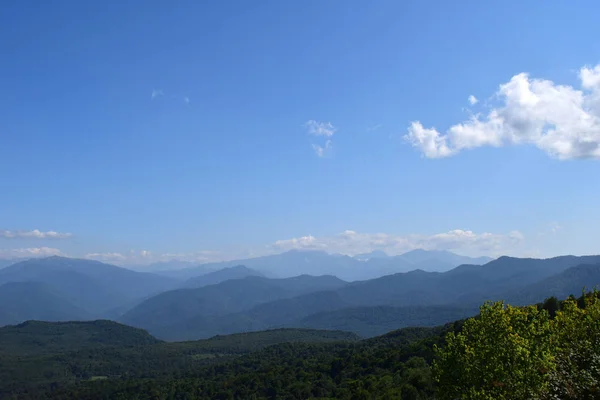 緑の山々 と青い空 多層の丘 霧と森と美しい夏の風景 主稜線のコーカサス地方 アディゲ — ストック写真