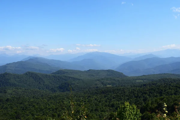 Montagnes Vertes Ciel Bleu Beau Paysage Estival Avec Collines Multicouches — Photo