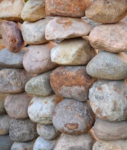 Gartenzaun Aus Großen Natürlichen Runden Steinen Kopfsteinpflastermauer Hintergrund — Stockfoto