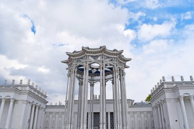 Moskova, Rusya - 5 Mayıs 2019. Vdnh (Vdnkh)- Ulusal Ekonomi nin Başarıları Sergisi (Vvc, tüm Rusya sergi merkezi). Özbekistan Pavyonu. Mavi gökyüzüne karşı beyaz güzel bina.
