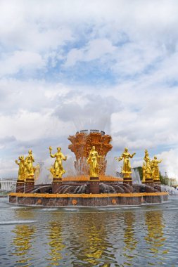 Moskova, Rusya - 5 Mayıs 2019. Vdnh (Vdnkh) - Ulusal Ekonomi Başarıları Sergisi (Vvc, tüm Rus sergi merkezi). İnsanların dostluk Altın çeşme.