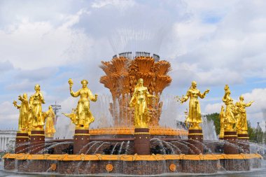 Moskova, Rusya - 5 Mayıs 2019. Vdnh (Vdnkh) - Ulusal Ekonomi Başarıları Sergisi (Vvc, tüm Rus sergi merkezi). İnsanların dostluk Altın çeşme.