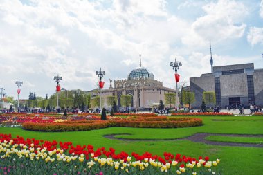 Moskova, Rusya - 5 Mayıs 2019. Vdnh (Vdnkh) - Ulusal Ekonomi Başarıları Sergisi (Vvc, tüm Rus sergi merkezi). Pavilion Metalurji (Kazakistan). Mavi cam kubbeli bina.