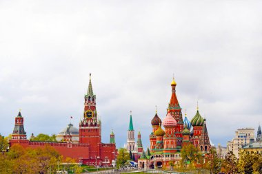 Moskova, Rusya - 2 Mayıs 2019. Kremlin, St Basil Katedrali ve Kızıl Meydan'ın güzel manzarası. Şehir merkezi. Kopyalama alanı.