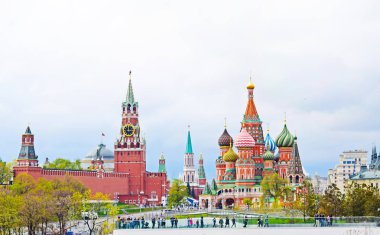 Moskova, Rusya - 2 Mayıs 2019. Kremlin, St Basil Katedrali ve Kızıl Meydan'ın güzel manzarası. Şehir merkezi. Kopyalama alanı.