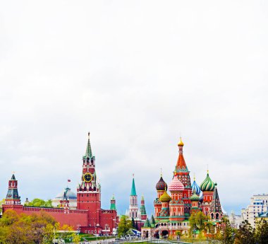 Moskova, Rusya - 2 Mayıs 2019. Kremlin, St Basil Katedrali ve Kızıl Meydan'ın güzel manzarası. Şehir merkezi. Kopyalama alanı.