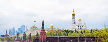 Moskova, Rusya - 2 Mayıs 2019. Şehir merkezinin panoramik manzarası: Kremlin kuleleri, Büyük Kremlin Sarayı, Büyük Çan Kulesi ve modern gökdelenler. Kopyalama alanı.