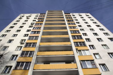 Sarı balkonlarla birlikte tipik bir çok katlı ev
