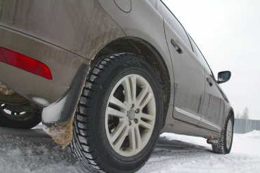 kar, Suv kış yolda araba geçer