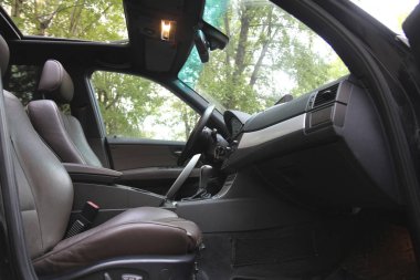 Otomobilin ön koltuklar ve açık açılır tavan görünümünü