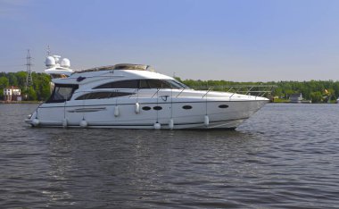 Beyaz yat Bay asmak çamurluklar gemide