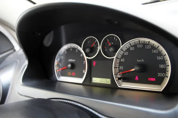 Hastighetsmätare på bilens instrumentbräda — Stockfoto