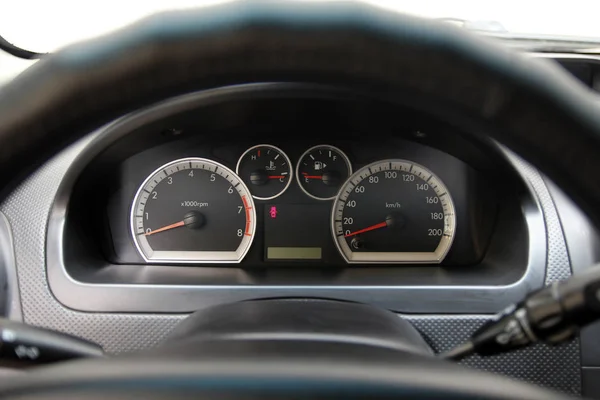 속도계와 타코미터는 자동차의 대쉬보드에 — 스톡 사진