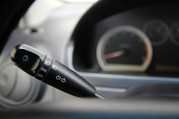 暗いグレーのダッシュ ボードが付いている車のライトのレバー コントロール — ストック写真