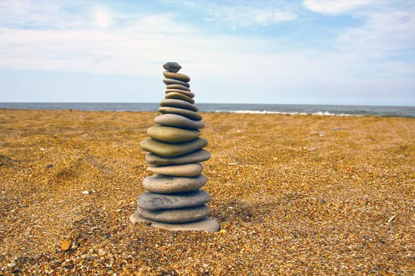 Taşlar Piramit Simgeleyen Zen Uyum Denge Kum Üzerinde Deniz Içinde — Stok fotoğraf