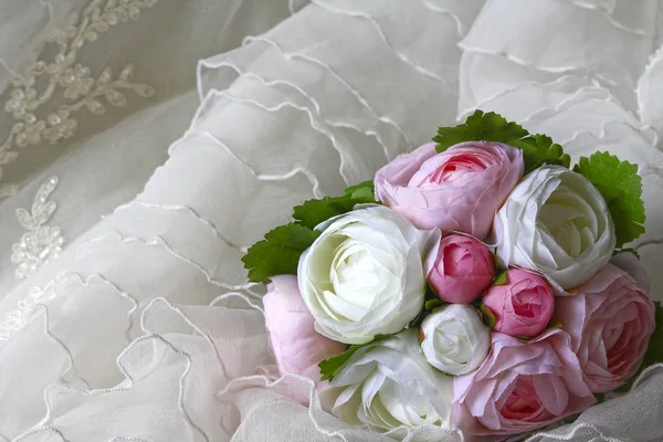 Hochzeitskonzept Ein Blumenstrauß Auf Dem Kleid Stockbild