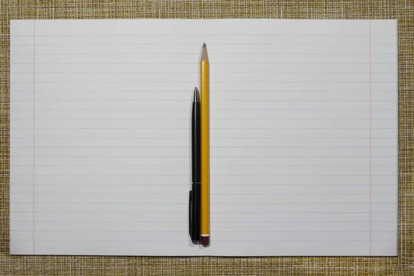 Концепция Образования Черная Ручка Желтый Карандаш Тонкая Полосатая Учебная Книга — стоковое фото