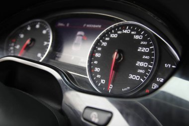 siyah araba kontrol panelinde eski hız göstergesi 